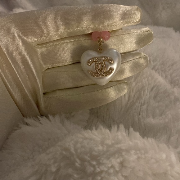 Chanel White Pearl Heart Bracelet 21B pre-owned - Picture 3 of 9